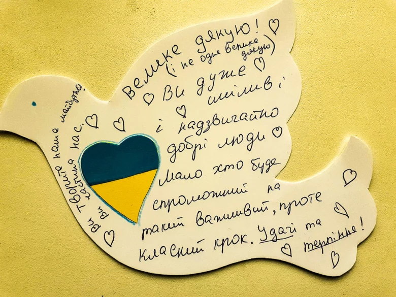 Пташка з серцем України та побажаннями від дітей