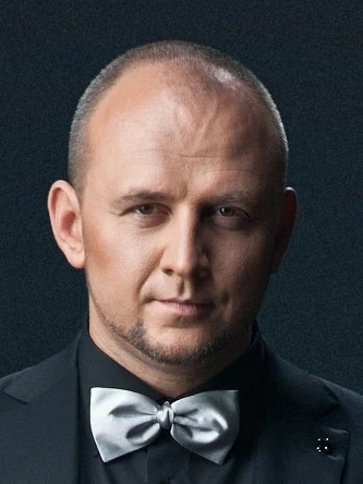 Портрет Олексія Потапенка у смокінгу та срібній бабочці.