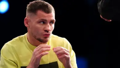 Боксер Денис Берінчик на рингу в жовтій футболці