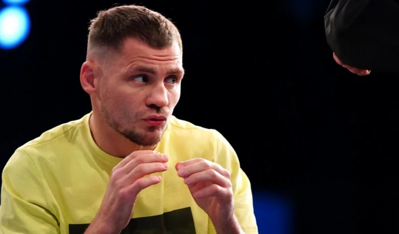 Боксер Денис Берінчик на рингу в жовтій футболці
