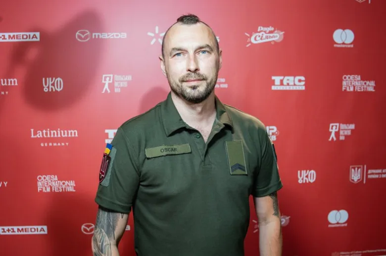 Актор Оskar Кіселев на червоному килимку фільму Мишоловка