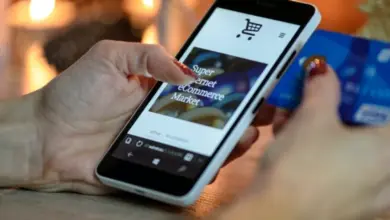 Людина використовує смартфон для онлайн-покупок з картою