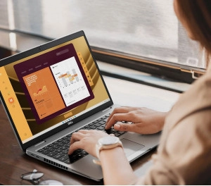 Людина працює на ноутбуці Acer біля вікна.