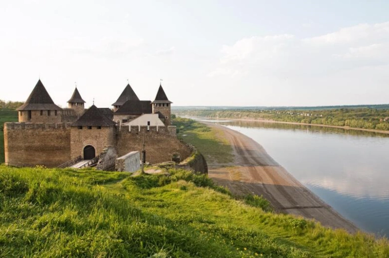 Замок Кamenets-Podilskyi на березі річки