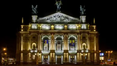 Оперний театр у Львові освітлений вночі