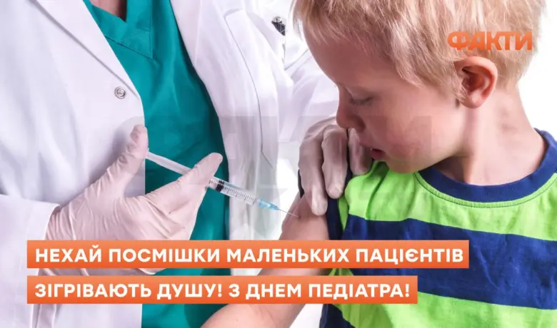 Доктор робить дитині щеплення з привітанням педіатру.