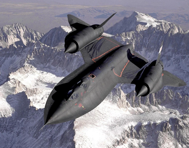 Чорний літак SR-71 летить над сніговими горами
