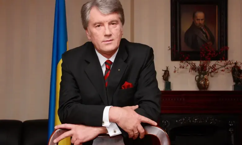 Портрет Віктора Ющенка біля українського прапора в офісі.