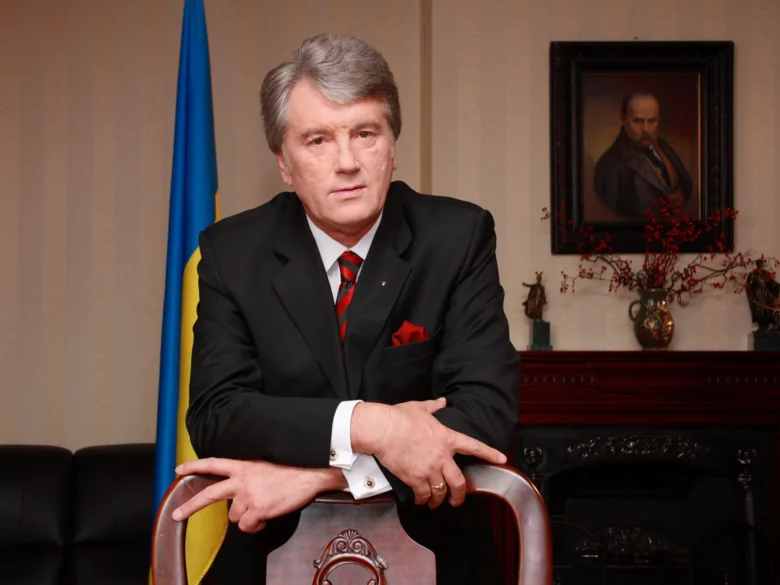 Портрет Віктора Ющенка біля українського прапора в офісі.