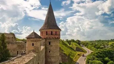 Стародавня фортеця з вежею на фоні синього неба