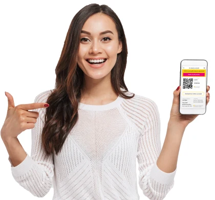 Жінка показує смартфон з QR-кодом для мобільного додатку.