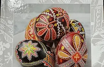 Українські писанки з народними орнаментами на обкладинці книги