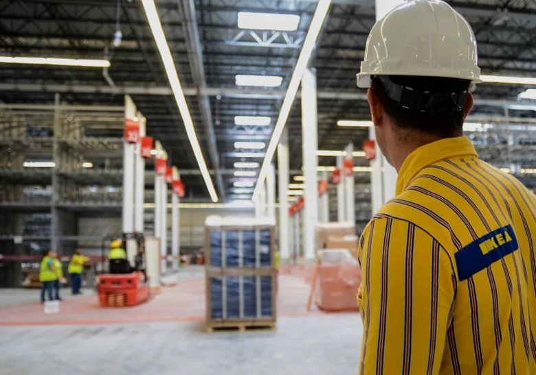 Співробітник IKEA на складі в жовтій формі